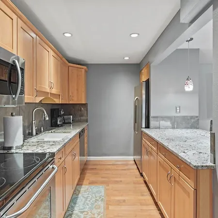 Modern Amenities Gas Fireplace Central Location